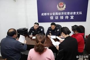 这？桑乔和一女舞者近距离贴身相拥，亮出大金表